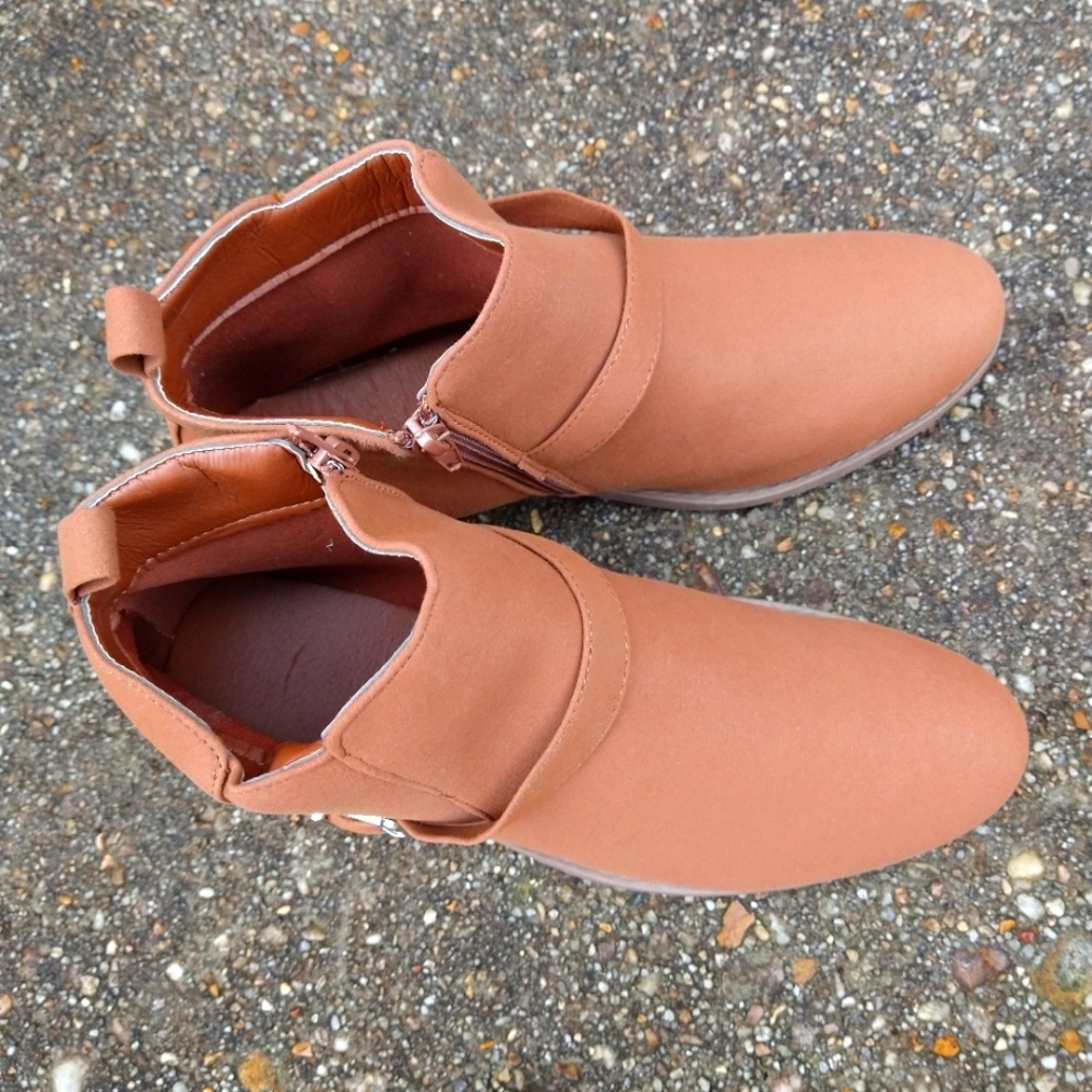 Avon size 10 Caramel Booties